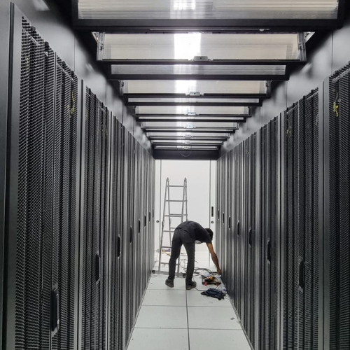 proses instalasi rak server hagane