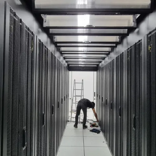 proses instalasi rak server hagane