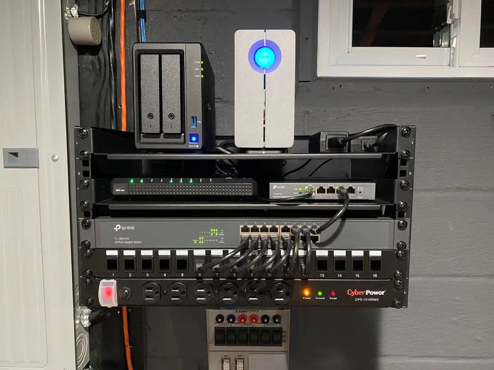 contoh ups untuk homelab rackserver