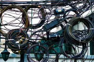 gambar ilustrasi kabel yang berantakan