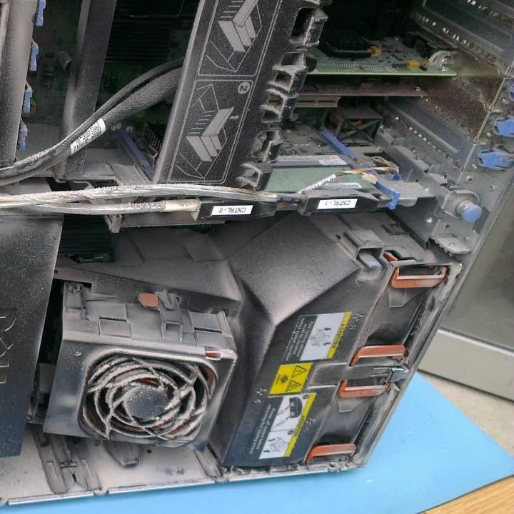 perangkat server berdebu gambaran perangkat server yang berdebu karena tidak memiliki pelindung