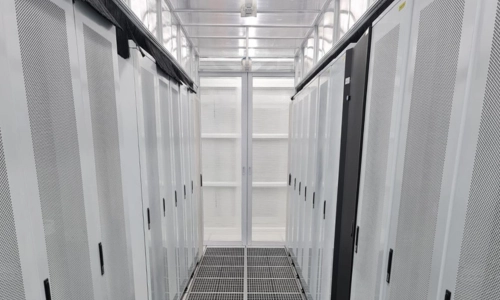 Instalasi Rak Server 42U di pusat data Tier IV pertama di Asia Tenggara, DCI Indonesia.
