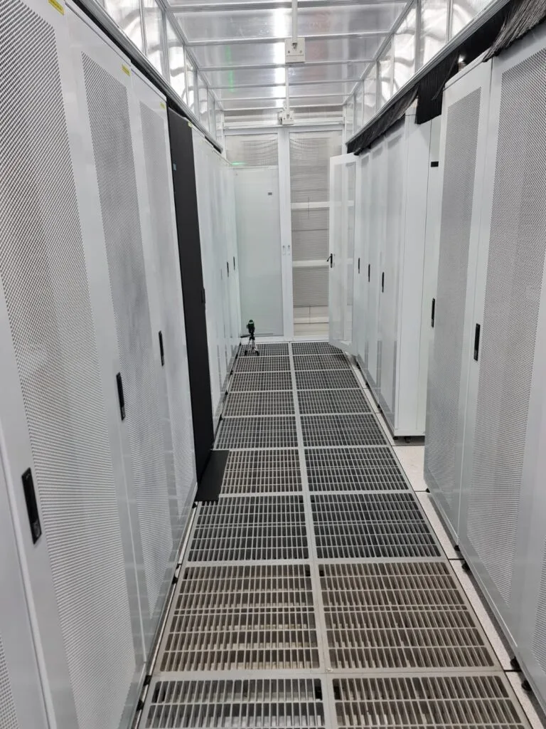 Data Center Containment Haganerack di DCI Indonesia