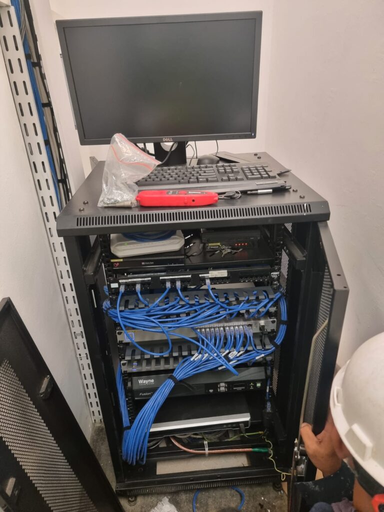 Pemasangan Close Rack Server 22U Haganerack HR226P 600mm di SPBU Vivo