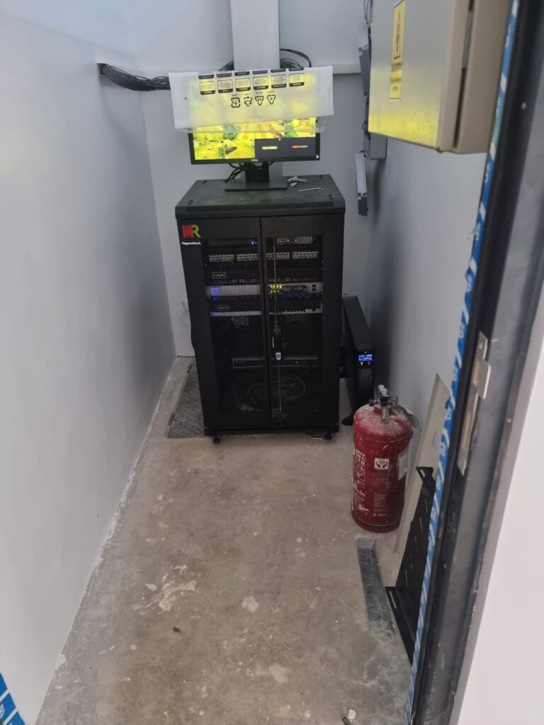 Pemasangan Close Rack Server 22U di SPBU Vivo