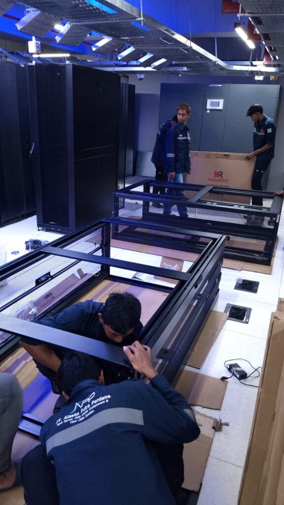 pemasangan rak server haganerack di Data Center
